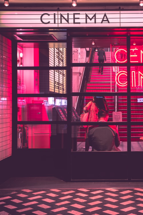 热门国产剧《繁华岁月》官方海报，展现都市情感纠葛