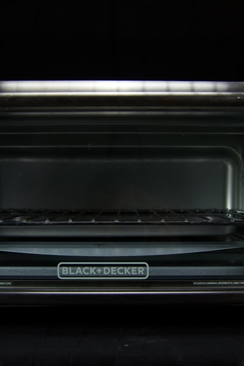 悬疑剧《沉默的真相》宣传图，氛围紧张神秘